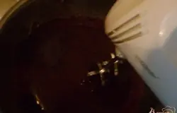 Далее добавляем в тесто одно яйцо и взбиваем миксером, так проделываем со всеми яйцами: то есть взбиваем после каждого добавленного в тесто яйца.