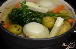 Ножки куриные и,все овощи сложим в кастрюлю,залить водой и поставить на огонь средний примерно на 1 час. Накипь в конце часа снимаем ложкой.