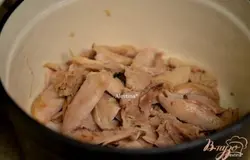 Куриное готовое мясо очистить от кожуры и кости. Нарезать по желанию крупно или мелко.