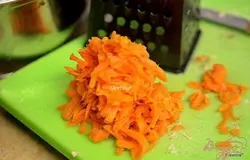 Морковь отваренную натереть на терке.