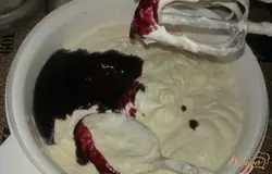 Наступило время черничного суфле на основе жирных сливок. Тут нам понадобится желатин, который мы подготовили заранее. Свежую чернику (200 граммов) пробиваем блендером и протираем массу сквозь сито, чтобы избавиться от кожицы. Жирные сливки взбиваем до устойчивых пиков, в процессе добавляя сахарную пудру. Берем пару ложек взбитых сливок и соединяем их с желатиновой массой. Перекладываем получившуюся смесь к остальным сливкам, перемешиваем и добавляем жидкое черничное пюре.