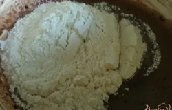Небольшими порциями добавлять просеянную муку и замесить крутое тесто. Расход муки будет зависеть от размера яиц.