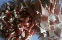 Нарезку ветчины и копченую вечину нарезать на кусочки.