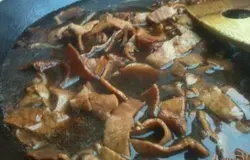 Добавить 1 ст. воды, бальмический и соевый соус по вкусу. Потушим еще 3 минуты.Затем нужно переложить все в блендер и взбить до однородной массы.