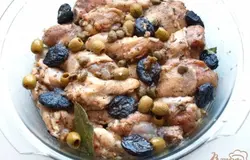 Спустя это время части курицы выложить в форму для запекания,лучше использовать керамическую или стеклянную.Вылить сверху маринад,посыпать курицу коричневым сахаром и залить белым вином.