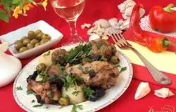 Готово! Мммм,аромат необыкновенный!Курицу подавать посыпав мелко нарезанной петрушкой.На гарнир можно приготовить рис,картофель или то что вы любите.Приятного аппетита!