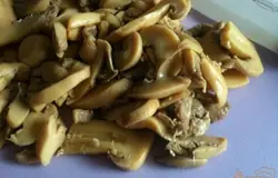 Из баночки с грибами слить жидкость. Если в банке попались грибы крупного размера, лучше их порезать более мелко.