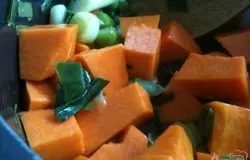 Добавить кусочки тыквы.
