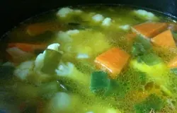 Залить овощным бульоном и варить до готовности овощей.
