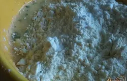 Всыпать муку и разрыхлитель для теста . Хорошо размешать.