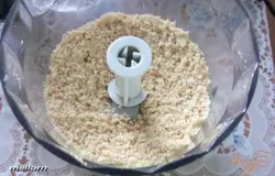Орехи измельчить в блендере.