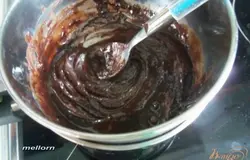 Шоколад растопить на водяной бане, кончики печенья обмакнуть в шоколад и выложить на пергамент, до застывания шоколада.