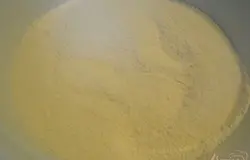 Муку, манку, сахар и разрыхлитель смешать вместе.