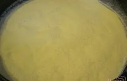 Круглую форму выстелить пекарской бумагой и насыпать часть мучной смеси.