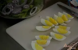 Яйца отварить ,почистить и нарезать дольками.