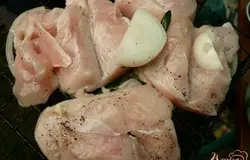 Ну а вечерком, у мангала, выкладываем куски куриной грудки на решетку (удобнее использовать двойную решетку с зажимом и ручкой) и готовим над углями по 5-7 минут с каждой стороны.