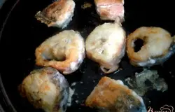 Разогреваем на сковороде растительное масло и обжариваем на нём рыбу.