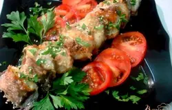 Готово! Кунжут подсушиваем на сухой сковороде и посыпаем им рыбу. Затем выкладываем её на блюдо, угощаем родных и близких. У рыбы исключительно нежный вкус. Сочная внутри, слегка сладковатая и очень вкусная!