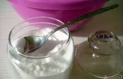 Посыпаем мясо содой и солью, перемешиваем.