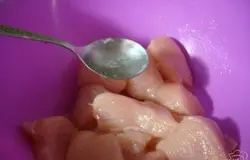 Поливаем лимонным соком, начинается бурная реакция.