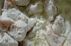 Через 15 минут, мясо панируем в муке.