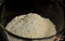 Смешать сахар , муку и соль.