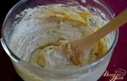 Затем добавить размягченное масло, яйца, апельсиновый экстракт и 1 ч.л апельсиновой цедры. Все перемешать на средней скорости.