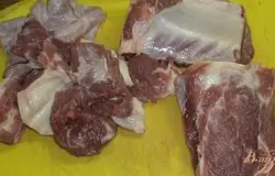 Говядину моем, режем на куски и ставим вариться, периодически снимая пену.