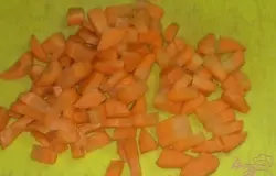 Пока варится мясо, режем овощи: морковь брусочками,