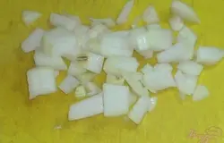 репчатый лук мелко.