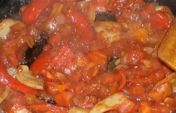 Когда мясо почти свариться добавляем в бульон порезанную морковь. Разогреваем сковороду и начинаем обжаривать лук и болгарский перец до золотистого цвета. Потом добавляем томатную пасту и порезанные помидоры и еще пару минут обжариваем.