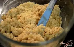 В другой емкости смешать коричневый сахар,сливочное масло. Смешивать примерно 2 мин. Затем добавить желток и ванилин и перемешать. Затем добавить все в мучную смесь, перемешать. Добавить воды, перемешать. Тесто будет в крошку.