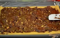 Выложить массу шоколадно- ореховую поверх теста, оставляя края.