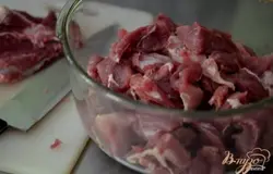 Порезать свинину на крупные кусочки, жир снять. Посолить.