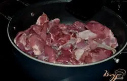 Разогреть большую сковороду, вылить масло, добавить свинину кусочками. И обжаривать со всех сторон. Затем добавить 1 стакан пива или воды . Все вместе смешать.