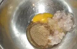 Для начала филе рыбы прокручиваем на мясорубке, можно брать филе любой рыбы, у меня же был пангасиус. Добавляем к нему яйцо, панировочные сухари, солим, перчим и хорошо перемешиваем.