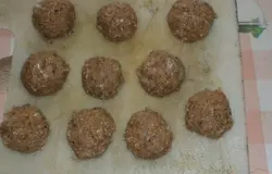 Из рыбного фарша делаем фрикадельки величиной с грецкий орех. В кипящую воду бросаем фрикадельки.