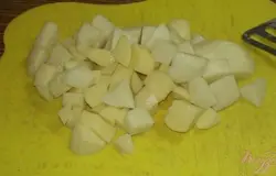 Тем временем чистим и небольшими кубиками режем картофель и отправляем вслед за фрикадельками.