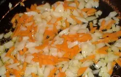 Пока картофель варится, чистим лук, морковь. Режем лук мелкими кубиками, а морковь соломкой и обжариваем на сковороде до золотистой корочки.