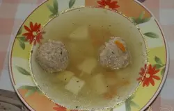 Готово! Добавляем зажарку в суп, солим его и перчим по вкусу. Даем немного настояться и можно кушать.