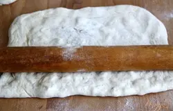 Накрыть второй половинкой теста, пройтись слегка скалкой, немного вдавливая начинку.