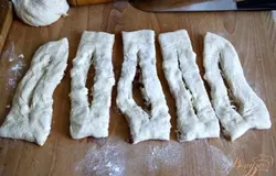 Разрезать полученный конверт с начинкой на 5 частей. В середине каждой части-булочки сделать продольный разрез, не доходя до краев 1 см.