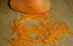 Морковь очищаем и шинкуем,