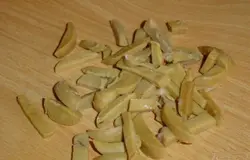 Грибы и оливки отцеживаем и нарезаем полосками.