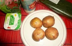 Если картофель молодой то его можно просто тщательно промыть, тонкую нежную кожу даже чистить необязательно, или же можно легко почистить его грубой стороной обычной губки для посуды (я предпочитаю второй вариант). По возможности, картофель лучше выбрать некрупный, размером примерно с куриное яйцо.