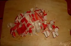 Крабовое мясо (предварительно размороженное) нарезаем кубиками.
