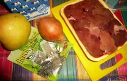 Начинаем с того, что печень моем (лучше покупать охлажденную, если печень замороженная, то предварительно, конечно, размораживаем), обрезаем пленки и всякие некрасивости). Мне больше нравиться куриная печень (и печень индейки, но её сложнее найти в продаже), но готовить так можно любую печень, куриная просто готовиться быстрее и на мой взгляд нежнее на вкус.
