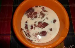 Крупные куски печени разрезаем на части (примерно со спичечный коробок), затем складываем в глубокую миску, заливаем молоком и оставляем в таком виде на пару часов.