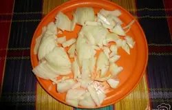 Репчатый лук нарезаем полукольцами и отправляем на сковороду с растительным маслом обжариваться до золотистого цвета.