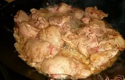 На отдельной сковородке (с небольшим количеством растительного масла, если сковорода позволяет – то без него) обжариваем печень на сильном огне по паре минут с каждой стороны, она должна зарумяниться. В процессе также солим и перчим с каждой стороны.